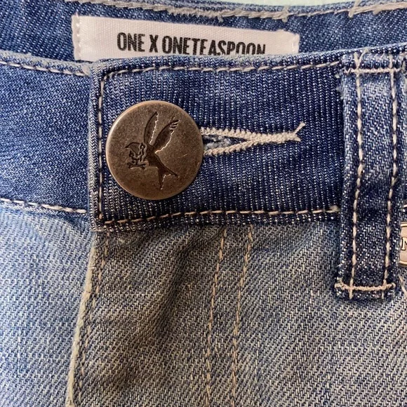 One Teaspoon Medium Wash Two-Tone Distressed Denim Mini Skirt. Size 27 - Picture 4 of 11